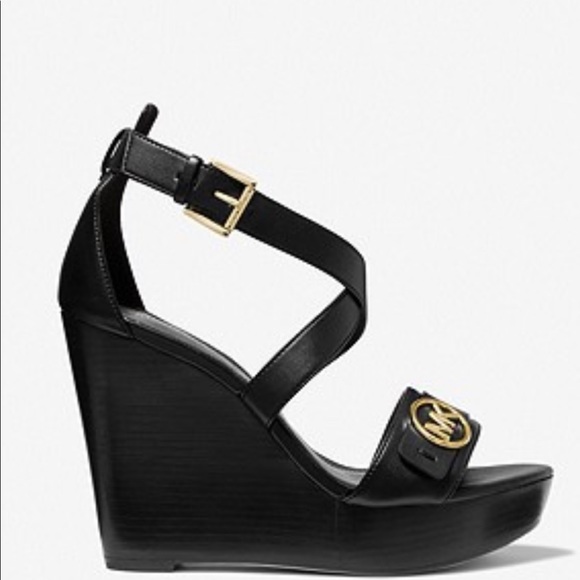 MICHAEL KORKS CARMEN FAUX LEATHER WEDGE BLACK SANDALS - Picture 3 of 5